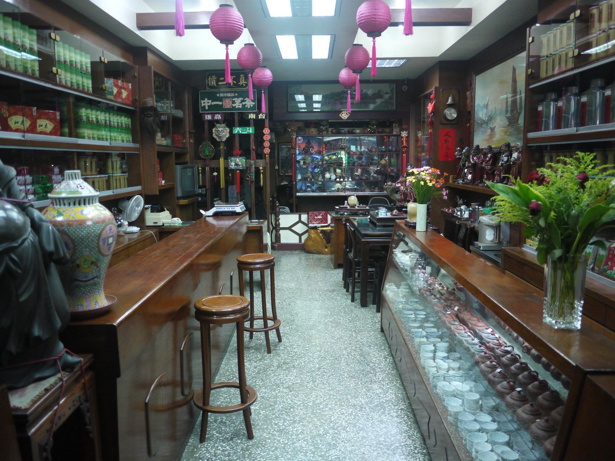 店內紫砂壺與老件收藏 — Teapots and curios on display