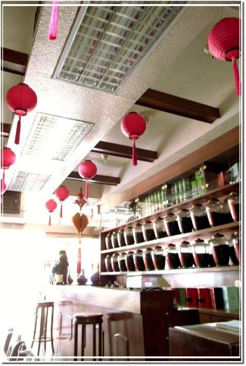 中一茶行店內擺設 — Inside the Chungyi Tea shop in Tainan