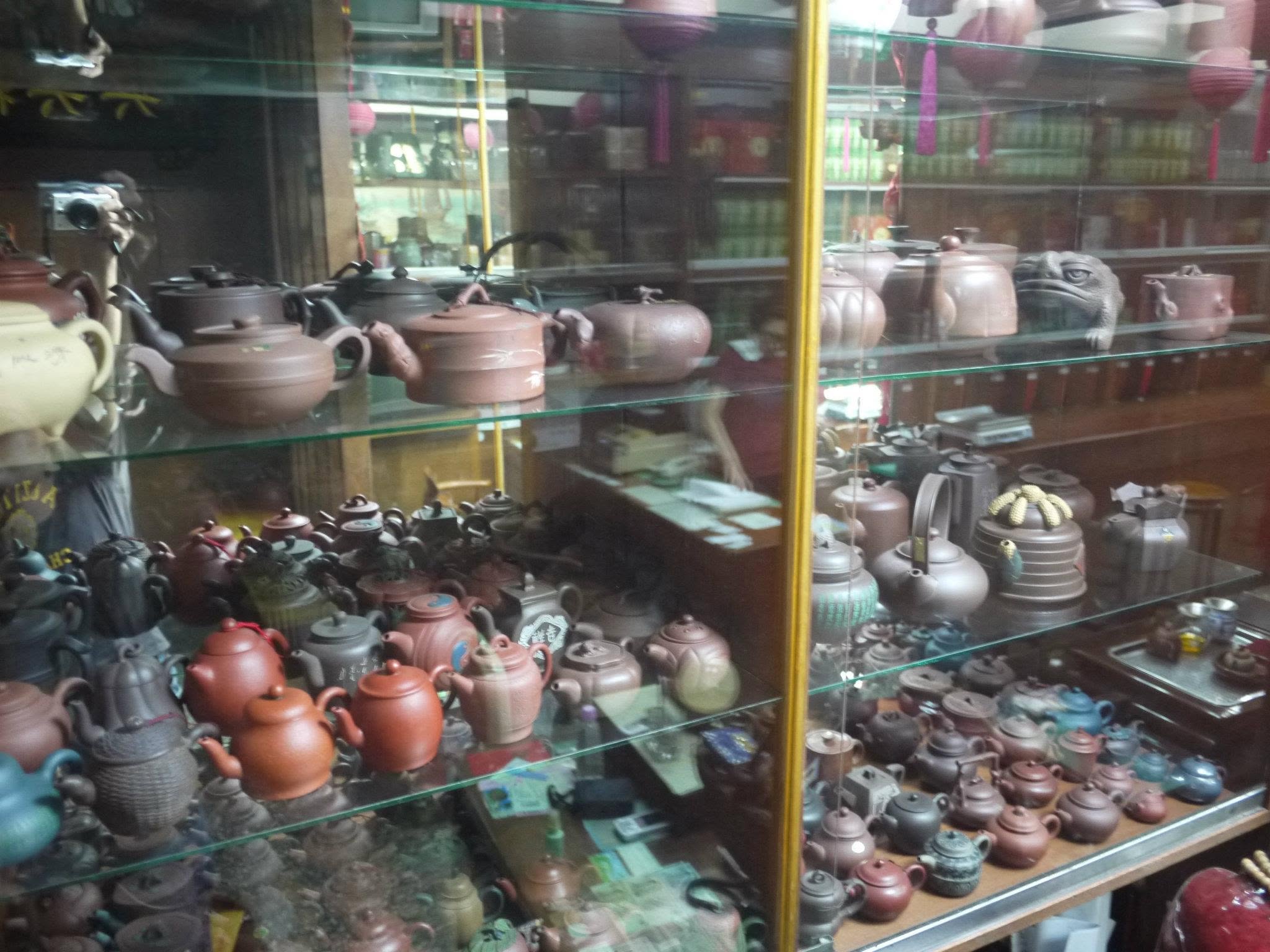排列整齊的茶罐 — Rows of tea canisters