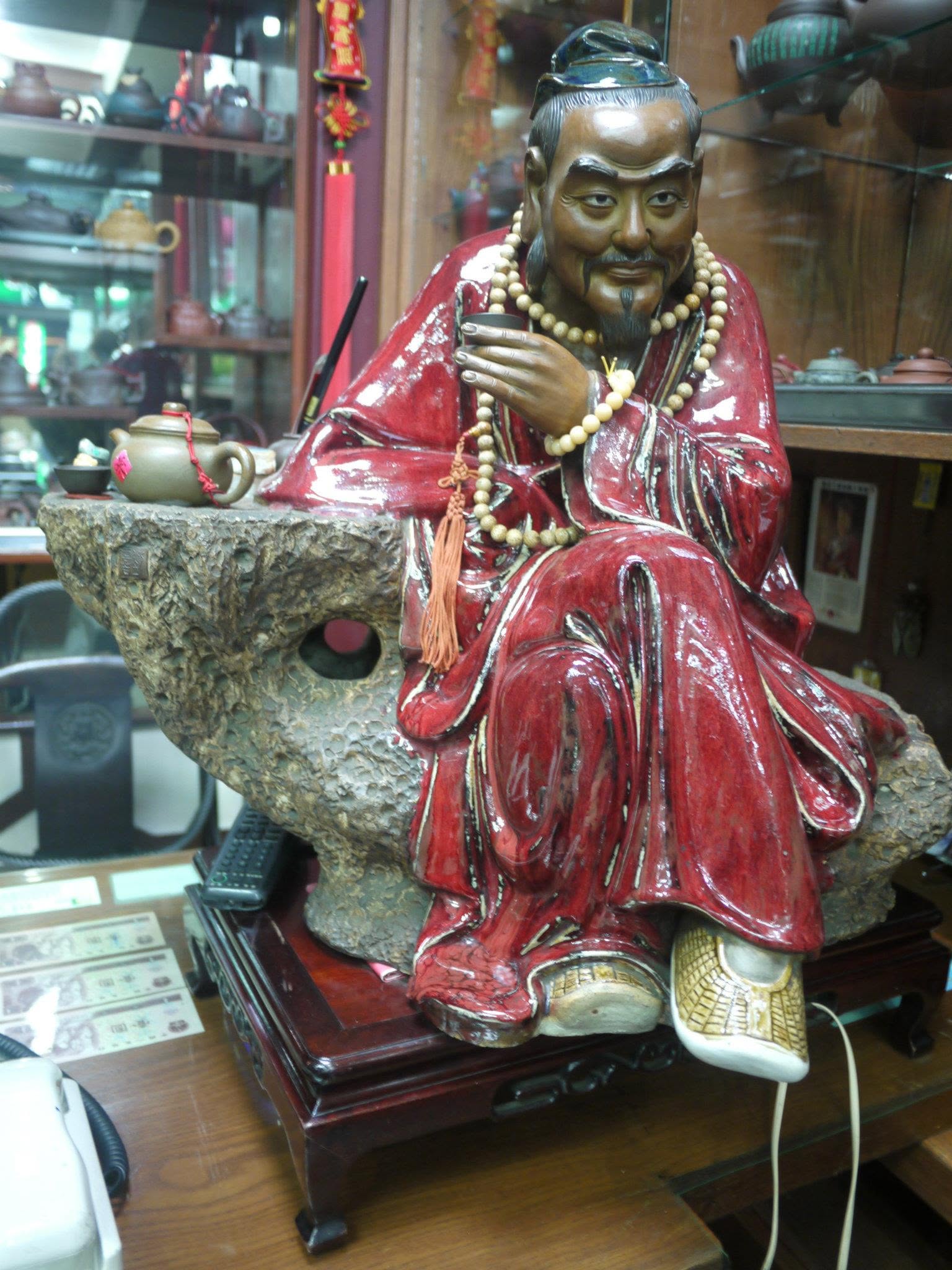 中一茶行店內的茶仙塑像 — A tea-sage figure inside Chungyi Tea, Tainan